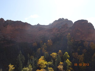 秋日山林间的壮丽红岩景观