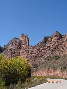 壮丽红岩景观 绿意相伴