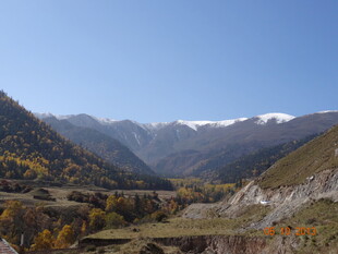 秋日山谷雪山美景