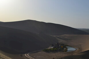 山间公路旁的静谧小湖