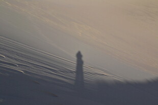 海边灯塔于朦胧天色中