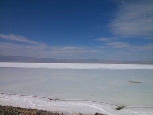 广阔盐湖风光
