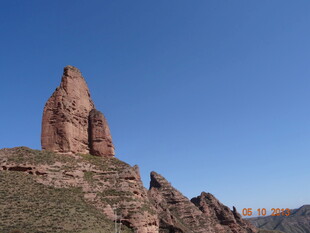 险峻红崖 傲立蓝天之下