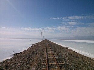 盐湖铁轨延伸至天际