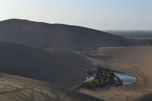 沙漠中的绿洲与水域