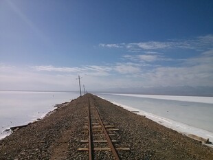 铁轨延伸向广阔盐湖