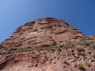 红色山峰 蓝天映衬的景致