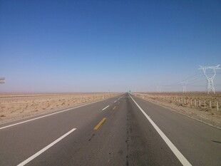 空旷公路伸向远方