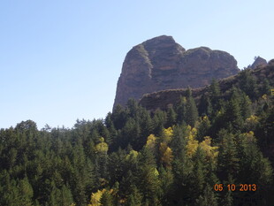 山林间的巍峨山峰