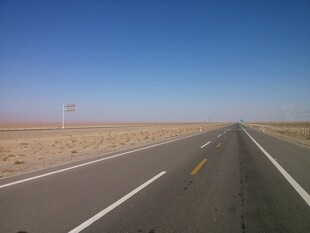 空旷公路延伸至远方