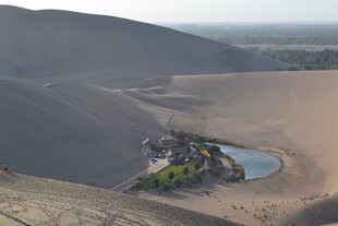 沙漠中的绿洲奇观