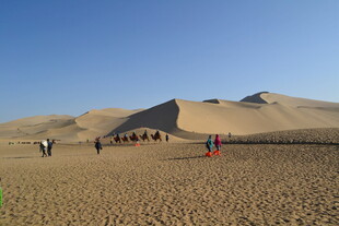 沙漠徒步队伍 壮美风光