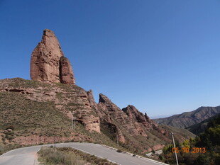 山间公路旁的奇特岩石景观