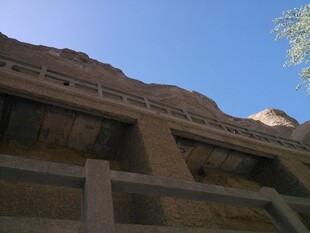 山崖旁的木质建筑景观