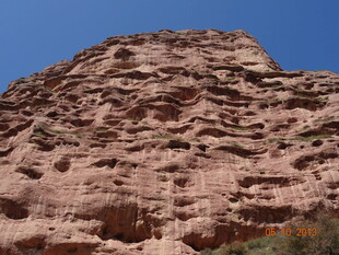红色嶙峋岩石山峰