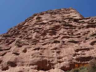 红色嶙峋山峰特写