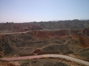七彩山丘蜿蜒公路美景