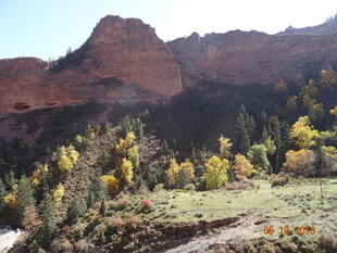 秋日山间多彩壮丽风光