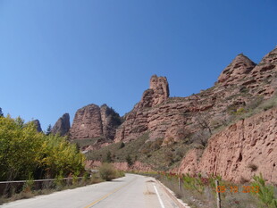 山间公路旁的壮丽丹霞地貌