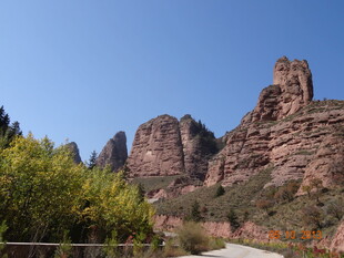 壮丽丹霞地貌山间美景