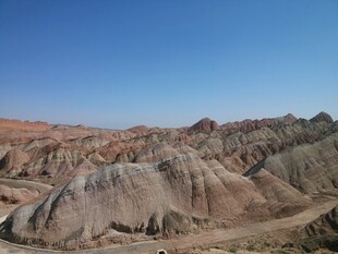五彩斑斓的壮丽山地景观