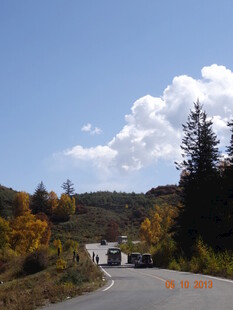秋日山间公路美景