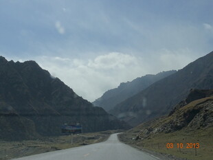 山间公路 开阔壮丽风景