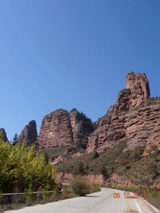 壮丽丹霞地貌公路景观