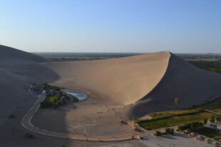 俯瞰沙漠中的绿洲景观