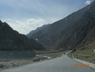 山间公路旁的秀丽湖景