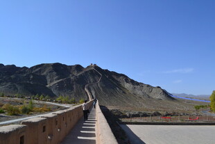 山间栈道 领略自然之美