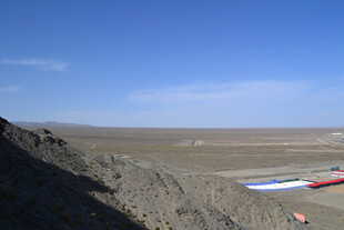 俯瞰荒漠上的多彩建筑