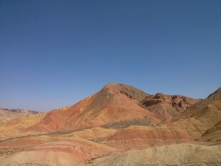 七彩斑斓的壮丽山丘景观