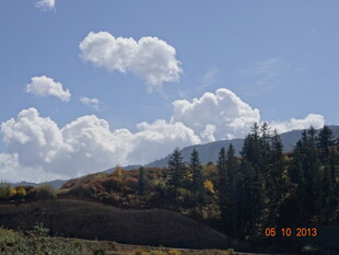 山间秋景蓝天白云