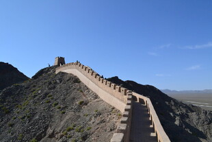 壮丽长城蜿蜒于山峦之上