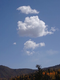 秋日蓝天中的蓬松云朵