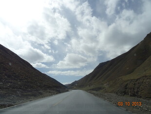 山间公路 蓝天白云相伴