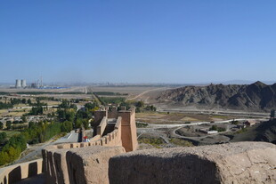 俯瞰古老城墙与广袤风光