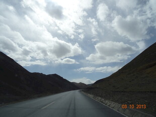 山间公路 蓝天白云相伴