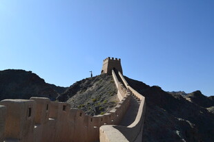 雄伟长城屹立于山峦之巅