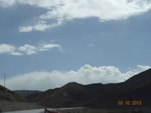 公路边的蓝天与连绵山峦