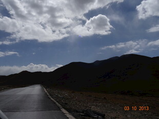 公路伸向远方的壮丽风景