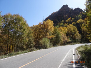 秋日山间公路美景