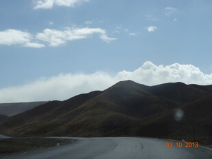 公路旁连绵山峦与蓝天
