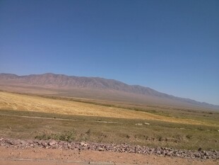 广袤旷野中的壮丽山景