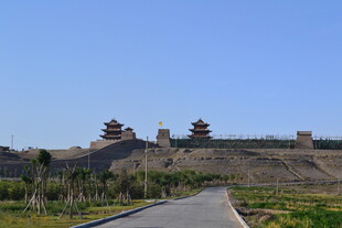 古城墙下的宽阔道路