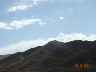 蓝天白云下的连绵山峦