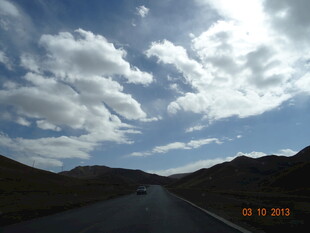 公路伸向蓝天白云间