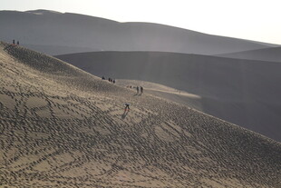 沙漠中的孤寂徒步场景