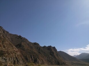 壮丽山峦与晴朗蓝天